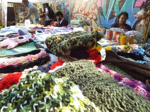 Peças de tricot e crochÊ fazem parte do artesanato (Foto: Maria Fernanda de Almeida/ NuMI-EcoSol)