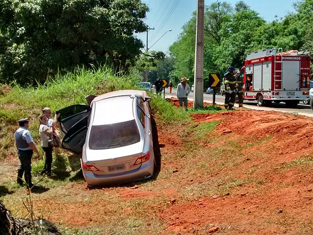 G1 Mulher Perde O Controle Do Veículo E Cai Em Ribanceira Em Regente Feijó Notícias Em 