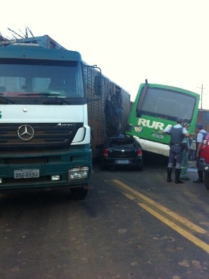 Um treminhão, um carro e um micro-ônibus se envolveram no acidente (Foto: Mateus Soares / TV TEM)