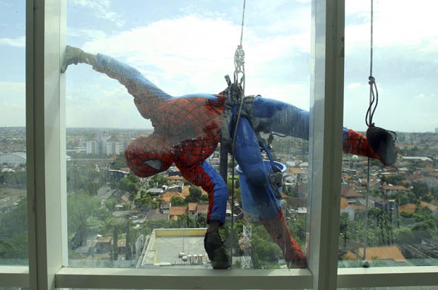 'Homem-Aranha' é flagrado limpando janelas em hotel na Indonésia nesta sexta-feira (12) (Foto: Trisnadi/AP) 'Homem-Aranha' é flagrado limpando janelas em hotel na Indonésia nesta sexta-feira (12) (Foto: Trisnadi/AP)
