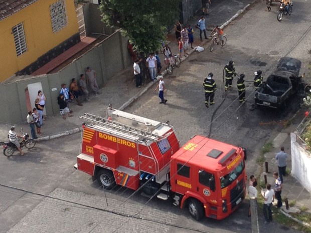 Internauta tirou foto do incêndio que deixou um carro destruído, no Recife. (Foto: Charles Tricot/ Arquivo pessoal)