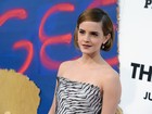 Emma Watson usa look tomara que caia em première