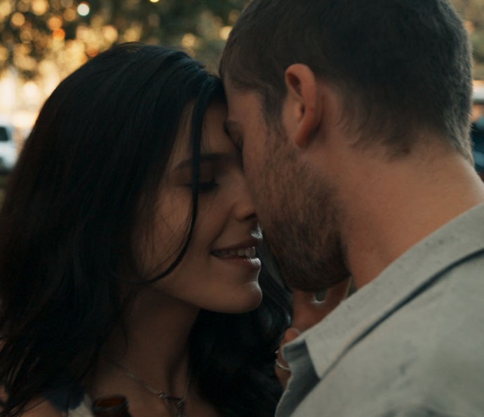 Téo e Vanessa se beijam (Foto: TV Globo)
