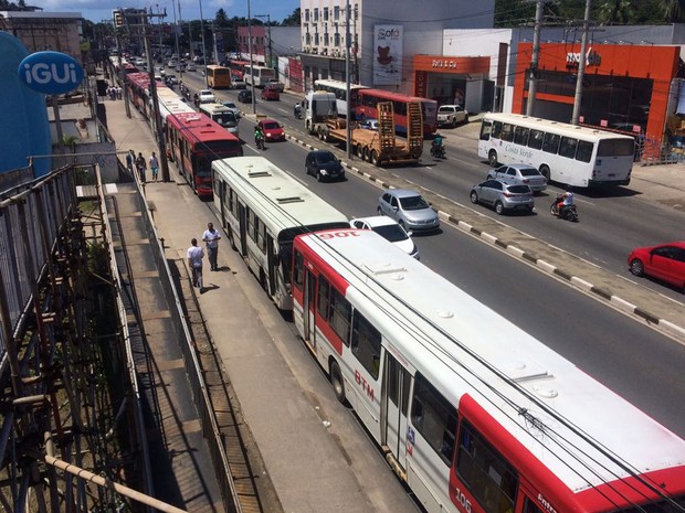 Ônibus estão enfileirados em Lauro de Freitas (Foto: Natally Acioli/G1)