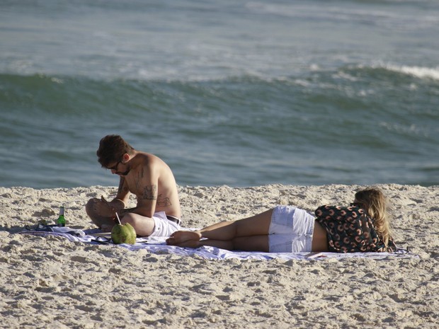 Juliana Didone namora na praia da Barra (Foto: Dilson Silva / AgNews)