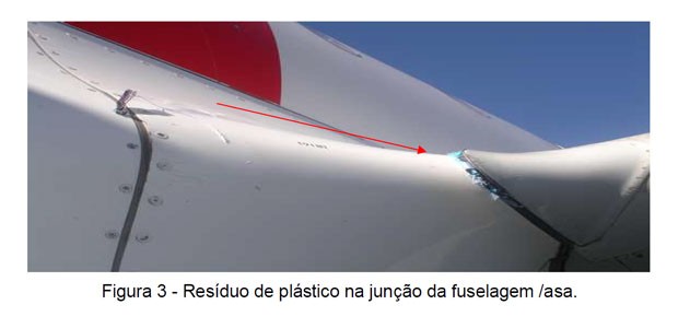 Relatório mostrou que parte plástica de balão ficou presa na asa de Airbus (Foto: Cenipa/reprodução)