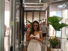 De vestido longo, Bruna Marquezine passeia em shopping do Rio