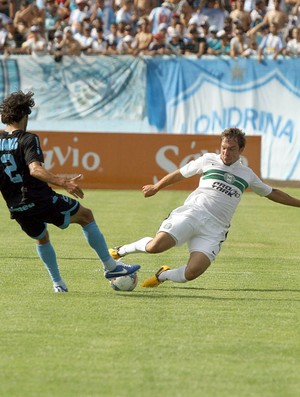 Willian Farias, volante do Coritiba, contra o Londrina (Foto: Site oficial do Coritiba/Divulgação)