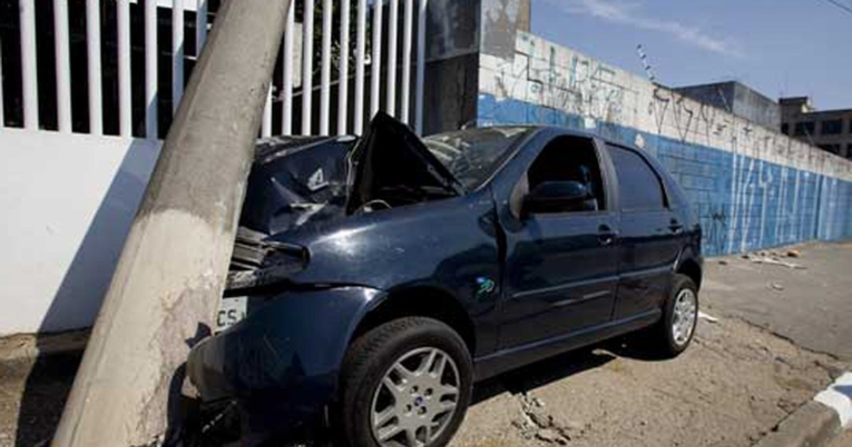 G Carro Bate Em Poste Na Regi O Central De Sp Not Cias Em S O Paulo