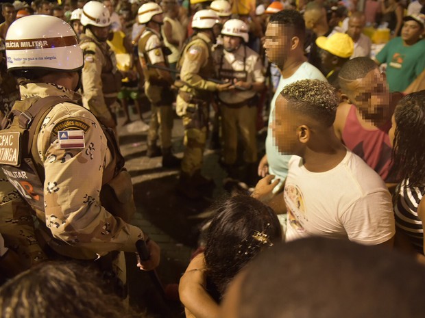 Multidão se assustou com tiro em pleno circuito no carnaval de Salvador. Bahia (Foto: Elias Dantas/Ag. Haack)