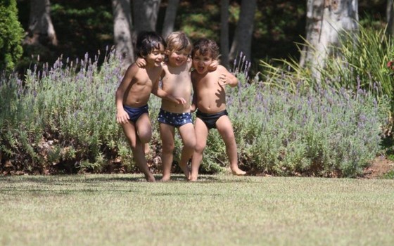 Crianças brincam no ambiente natural (Foto: Michele Roberto - Divulgação Instituto Alana)
