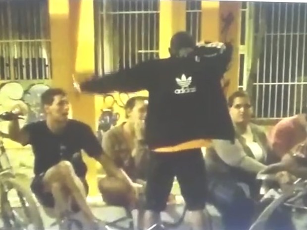 Jovem aparece em vídeo mostrando como matou pedreiro e é preso; veja em Goiás (Foto: Reprodução/TV Anhanguera)