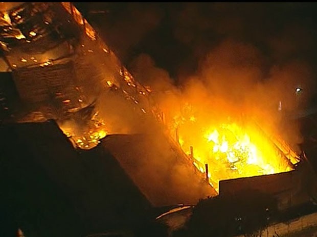 Bombeiros tentavam conter as chamas (Foto: Reprodução/TV Globo)