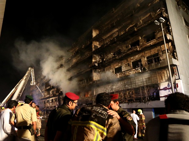 Bombeiros combatem um incêndio que atingiu três blocos do edifício Al Shamsi, em Dubai, na noite de segunda (23) (Foto: AFP Photo/Marwan Naamani)
