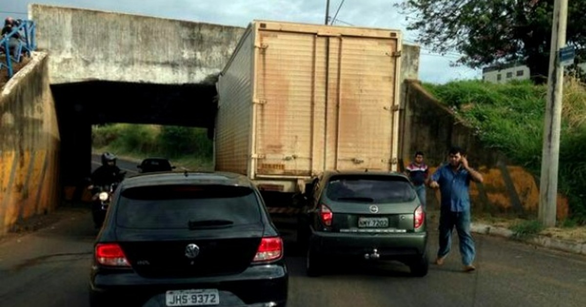 G1 Caminhão fica preso ao passar por baixo de viaduto em Uberlândia