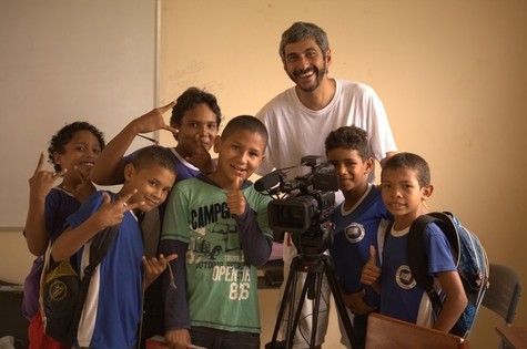 Alunos de escola em assentamento do MST com o diretor da série Jorge Mansur (Foto: Divulgação) Alunos de escola em assentamento do MST com o diretor da série Jorge Mansur (Foto: Divulgação)