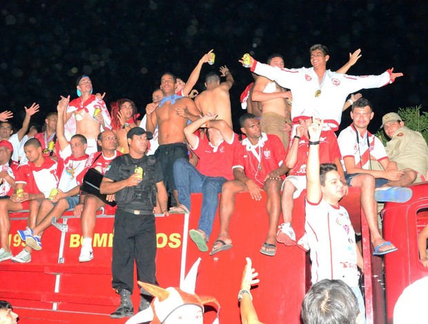 Jogadores do Potiguar de Mossoró são recebidos com festa em Mossoró (Foto: Wilson Moreno/Gazeta do Oeste)