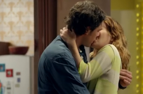 Laura (Nathalia Dill) e Caíque (Sergio Guizé) se beijam (Foto: Reprodução)