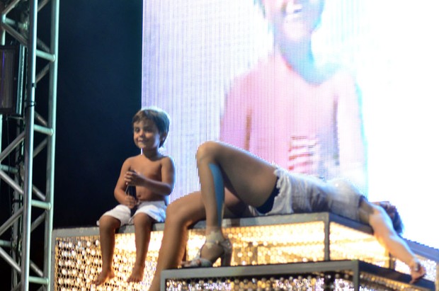 Marcelo, filho de Ivete Sangalo, divide o palco com a cantora durante show (Foto: Divulgação / Saulo Brandão)