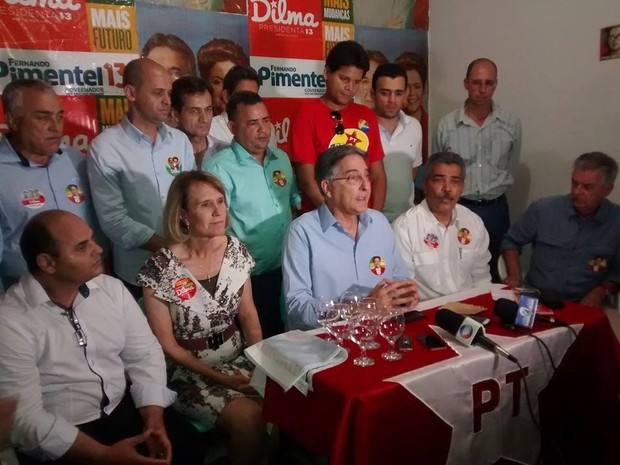 Fernando Pimentel estava acompanhado de diversas lideranças políticas entre elas a prefeita Elisa Costa e o deputado Leonardo Monteiro. (Foto: Diego Souza/G1)