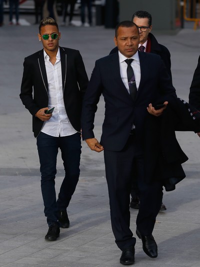 Neymar, pai e filho, audiência em Madri (Foto: AP)