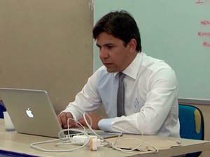 Professor aplica prova por aplicativo na Bahia (Foto: Reprodução/ TV Santa Cruz)