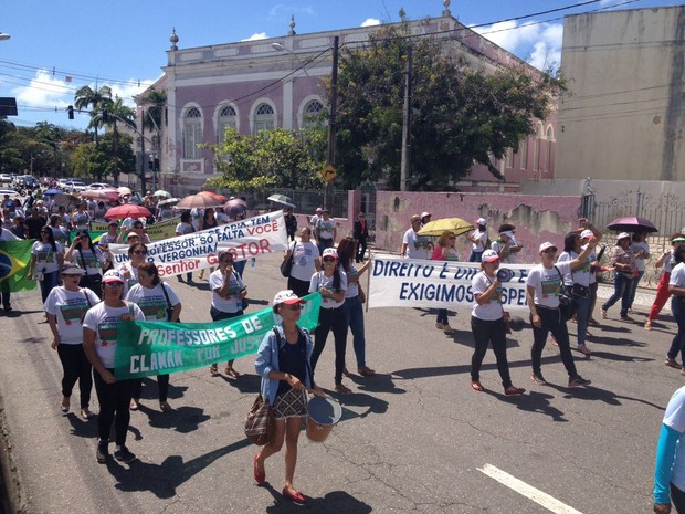 Professores de Goiana fazem passeata pelas ruas do Centro do Recife nesta segunda (8) (Foto: Ana Regina/TV Globo)