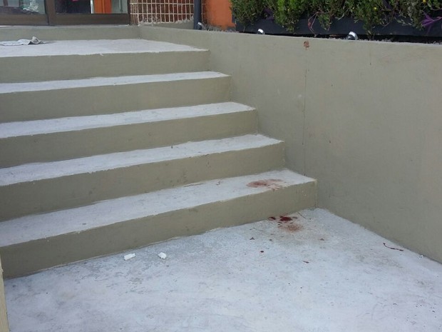 Marcas de sangue da vítima ficaram no local do crime, em Piedade (Foto: Danielle Fonseca/TV Globo)