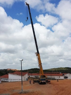 Em Alcaçuz, guindaste deu início ao trabalho de fixação das torres que sustentarão os bloqueadores de celular  (Foto: PM/Divulgação)