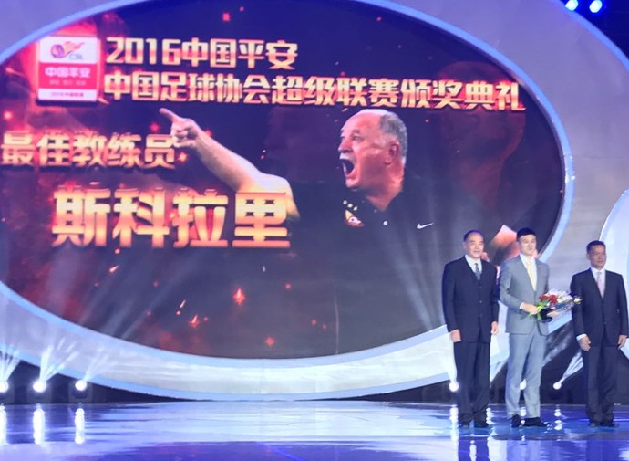 ricardo goulart e luiz felipe scolari premiados na china (Foto: Divulgação)
