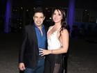Zezé Di Camargo e Graciele Lacerda trocam beijos durante show 