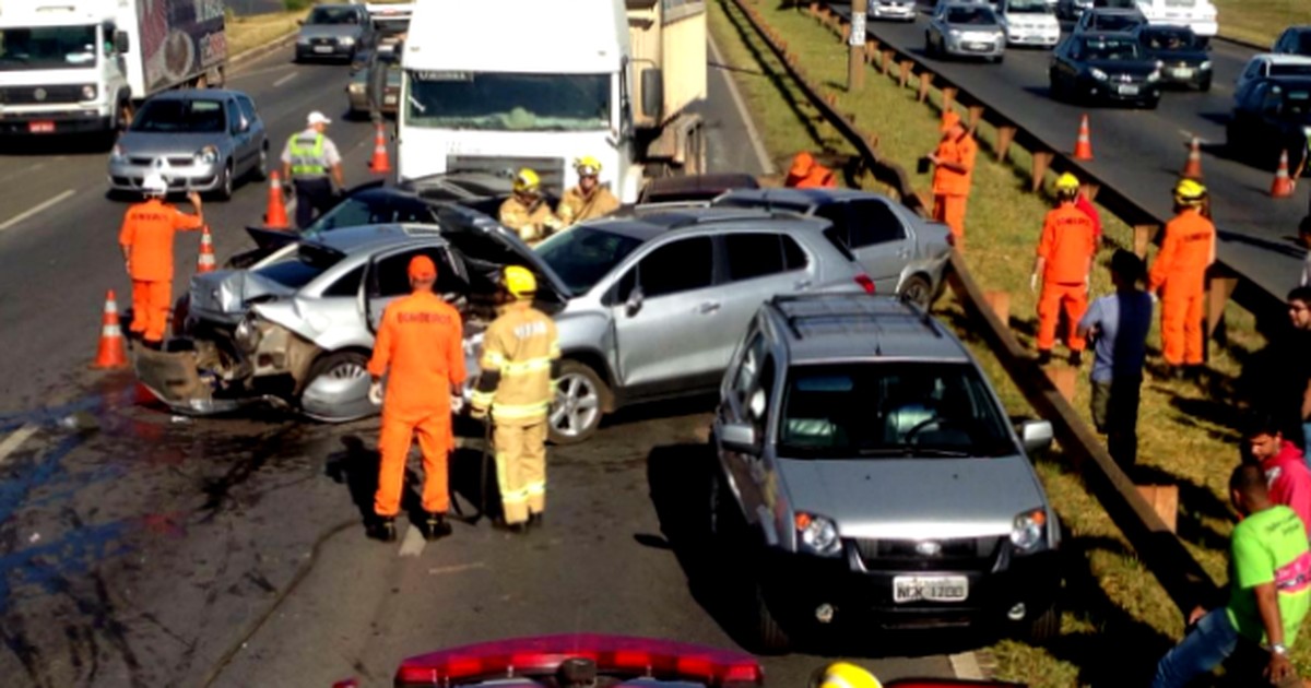 G1 Batida Com Duas Carretas E Oito Carros Deixa Dois Feridos Na