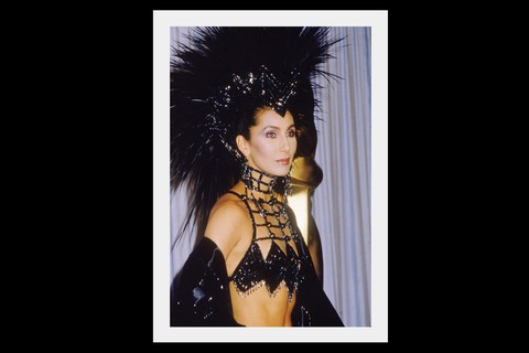 Cher, em 1986, ganhou o prêmio de melhor atriz por sua atuação em Moonstruck e surgiu para receber a estatueta com um modelo carnavalesco de Bob Mackie  