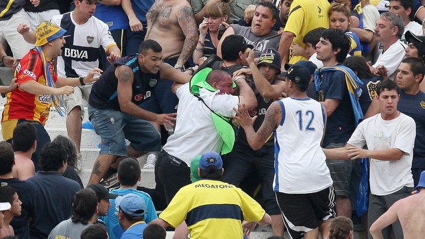 Briga de torcedores na partida entre Boca Juniors e River Plate (Foto:  EFE)