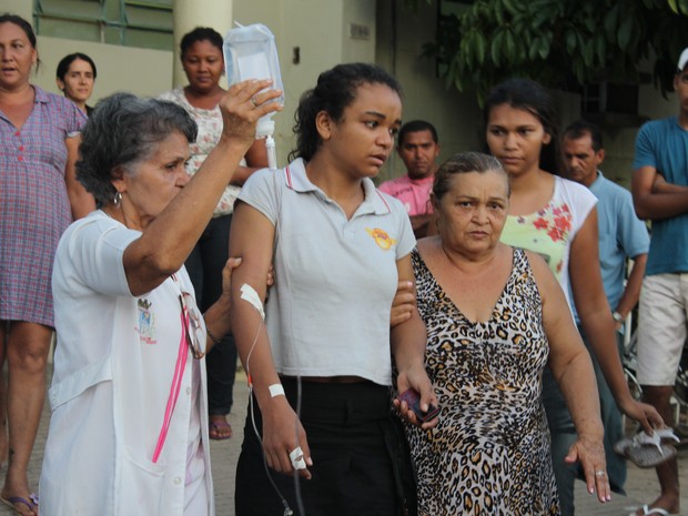 Renata Viana de Sena acompanha a saída do corpo do marido Hospital de Mosenhor Gil (Foto: Ellyo Teixeira/G1)