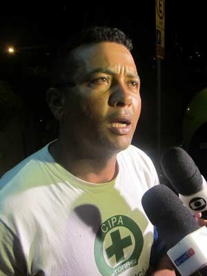 Cosme disse ser primo do operário que morreu na queda (Foto: Márcio Pinho/G1)