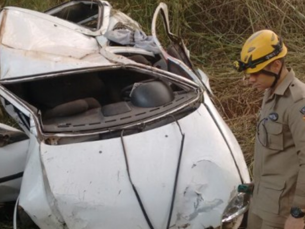 PRF suspeita que motorista tenha perdido controle ao fazer curva (Foto: Divulgação/Bombeiros)