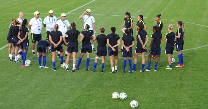 Grupo da seleção feminina reunido (Foto: Cíntia Barlem) Grupo da seleção feminina reunido (Foto: Cíntia Barlem)
