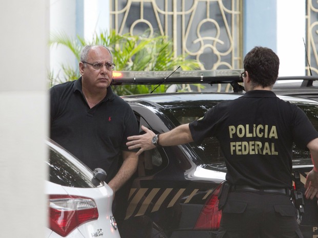 Ex-diretor de serviço da Petrobras, Renato Duque, chega a sede da Polícia Federal no Rio (Foto: Márcia Foletto/Agência O Globo      )