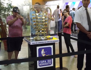 Taça da Copa do Nordeste passa por Campina Grande (Foto: Silas Batista / Globoesporte.com/pb)