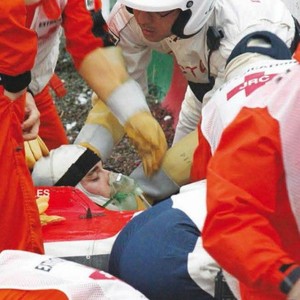 Jules Bianchi recebe primeiros atendimentos médicos após acidente no GP do Japão (Foto: Reprodução / Formule1nieuws.nl)
