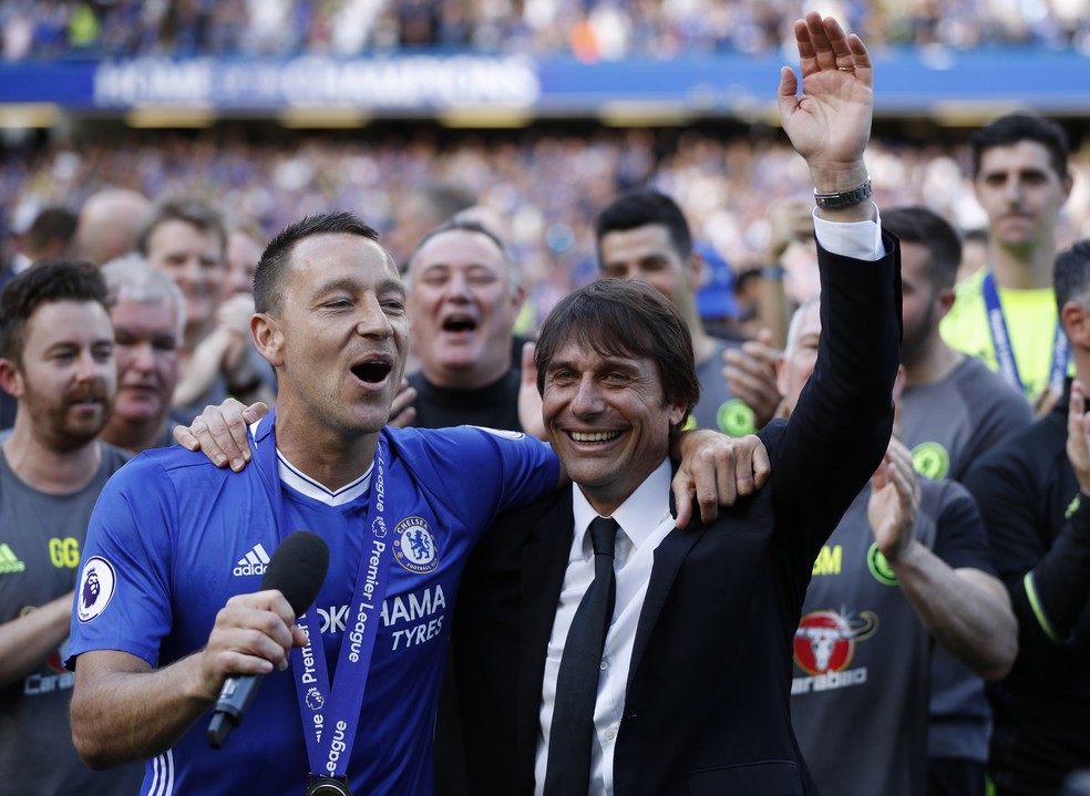 Conte foi campeão inglês com o Chelsea na temporada 2016/17 (Foto: Reuters)