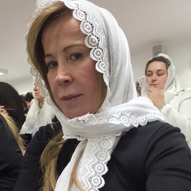 Zilu Camargo faz selfie durante culto religioso Zilu