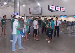 Palmeiras evita imprensa e torcedores no desembarque em São Luís