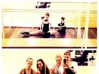 Cristiana Oliveira posa com amigas em aula de balé