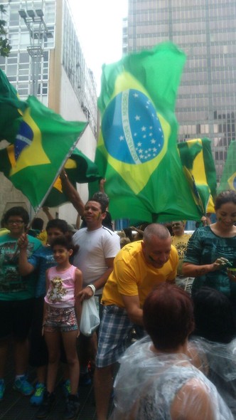 Manifestantes pintam pedestres e soltam balões amarelos na saída de ar do Metrô Brigadeiro, em São Paulo