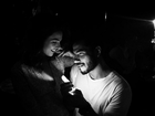 Isis Valverde posa sorridente em foto com o namorado, Uriel Del Toro