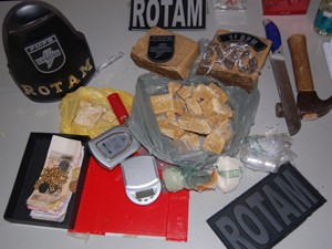 Foram apreendidos 1 kg de maconha, meio quilo de crack e 60 g de cocaína, além de uma quantia em dineheiro (Foto: Divulgação/Secom-PB)