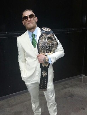 Conor McGregor com cinturão do UFC (Foto: Reprodução/Twitter)