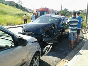 Dois ficam feridos após acidente na Vila São Geraldo em São José, SP (Foto: Aline Gabriela/ Vanguarda Repórter)